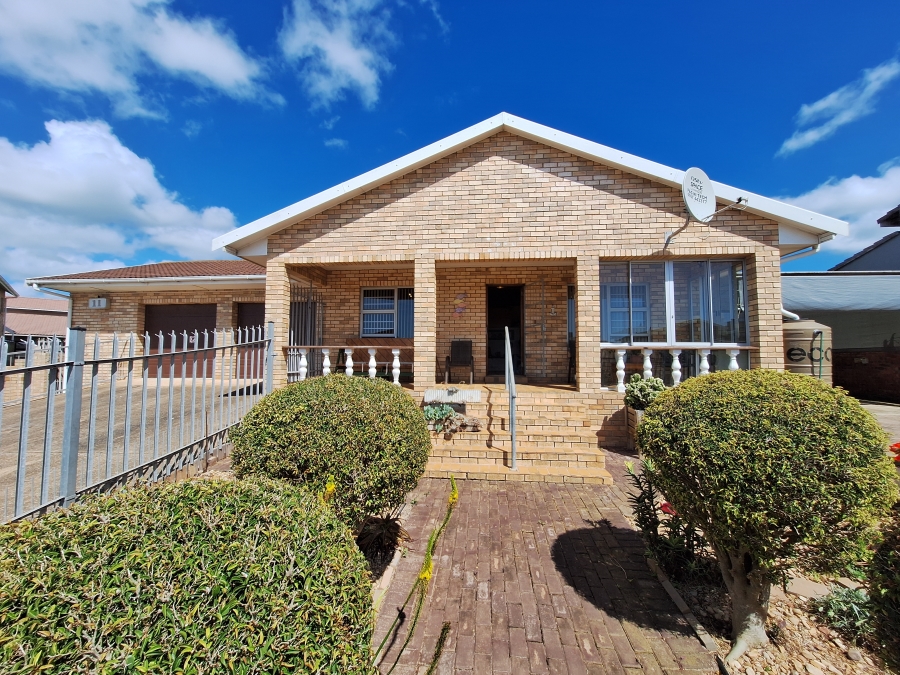 4 Bedroom Property for Sale in Wavecrest Eastern Cape